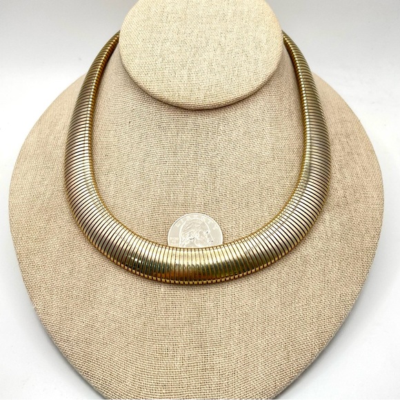 Bold Chic Vintage Polished Gold Tone Omega Statement Choker Necklace - Picture 11 of 16
